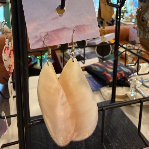 🪡Shell Earrings 🌸 - Picture 2 of 3